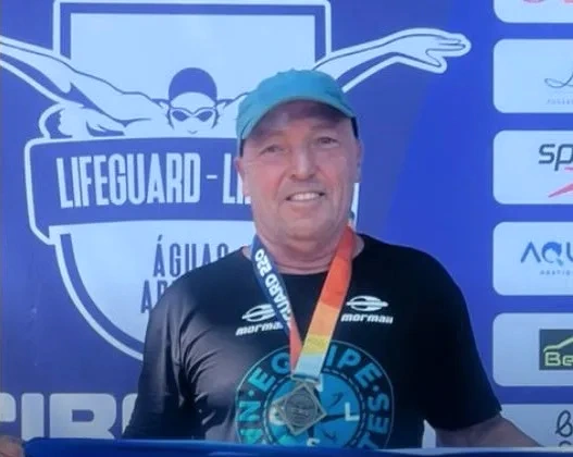 Elio com a medalha do Lifeguard 220, no cartão de resultados da Navegantes.
