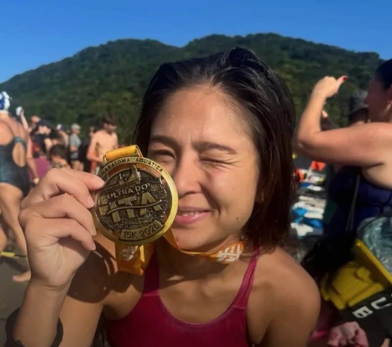 Isabela com a medalha da Ultra do ITA, no cartão de resultados da Navegantes.