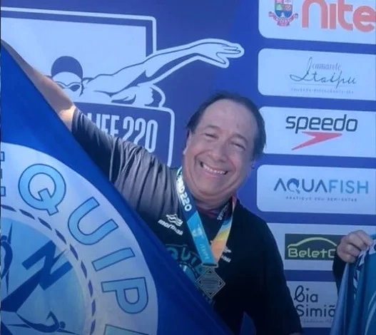 José com a bandeira da Navegantes, no cartão de resultados da equipe.