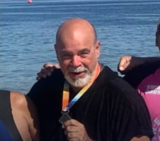 Marco Antonio com a medalha, no cartão de resultados da Navegantes.