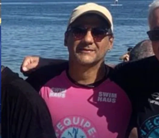 Maurício com a camisa da Navegantes, no cartão de resultados da equipe.