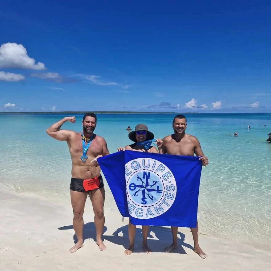 Ivan e Fabrício com a bandeira da Navegantes em Cuba; foto coletiva.
