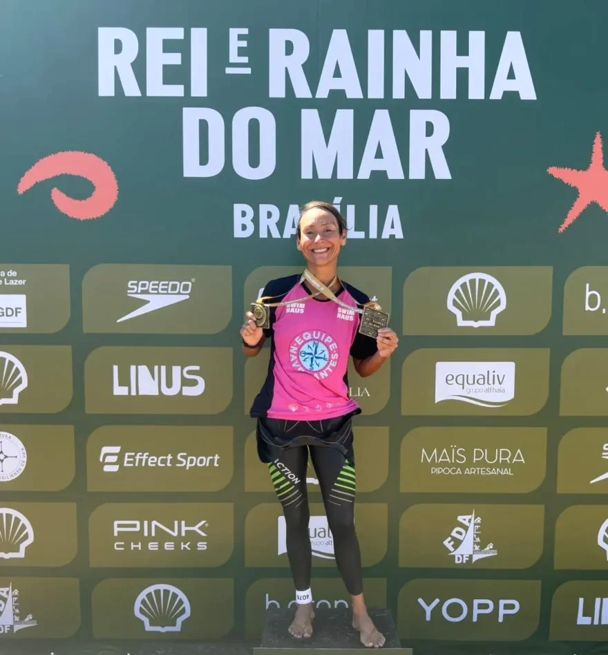 Flávia com a medalha em Brasília, na publicação da Navegantes sobre o resultado.