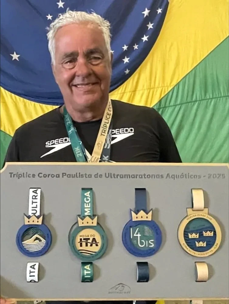 Humberto com as medalhas da 14 Bis, na publicação de Renato sobre a prova.