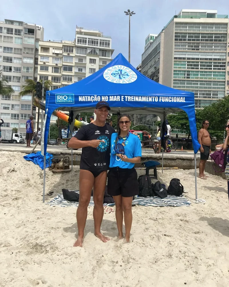 Laura com a medalha na tenda da Navegantes.