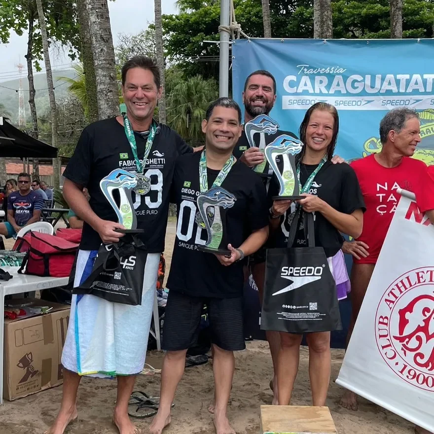 O pódio do revezamento em Ilhabela; foto coletiva.