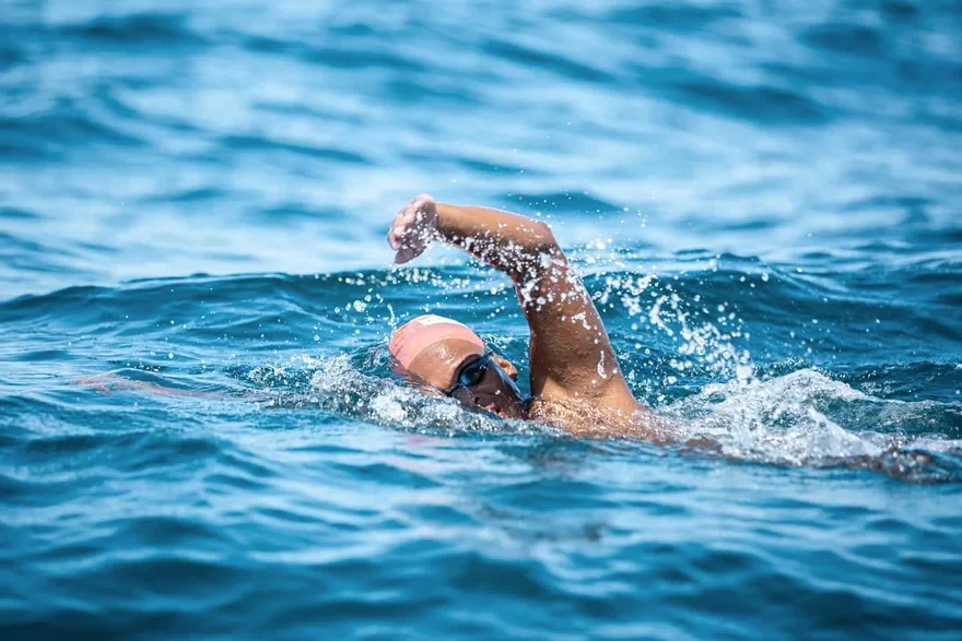 Lucas em treino no mar, em foto de Daniel Righetti (2020).
