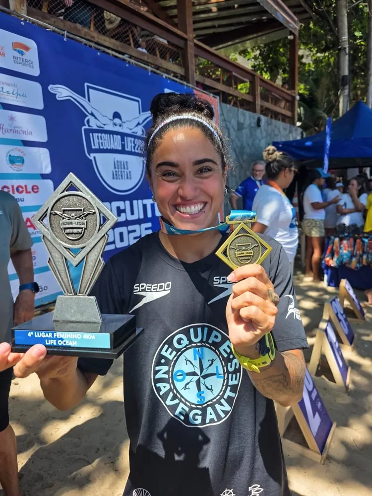 Marcela com o troféu e a medalha do Lifeguard 220.