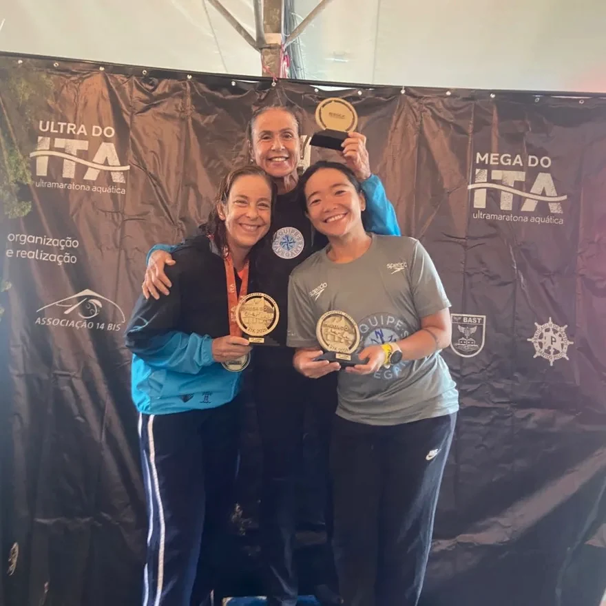 Márcia, Cristiana e Ninha com seus troféus. Foto coletiva.