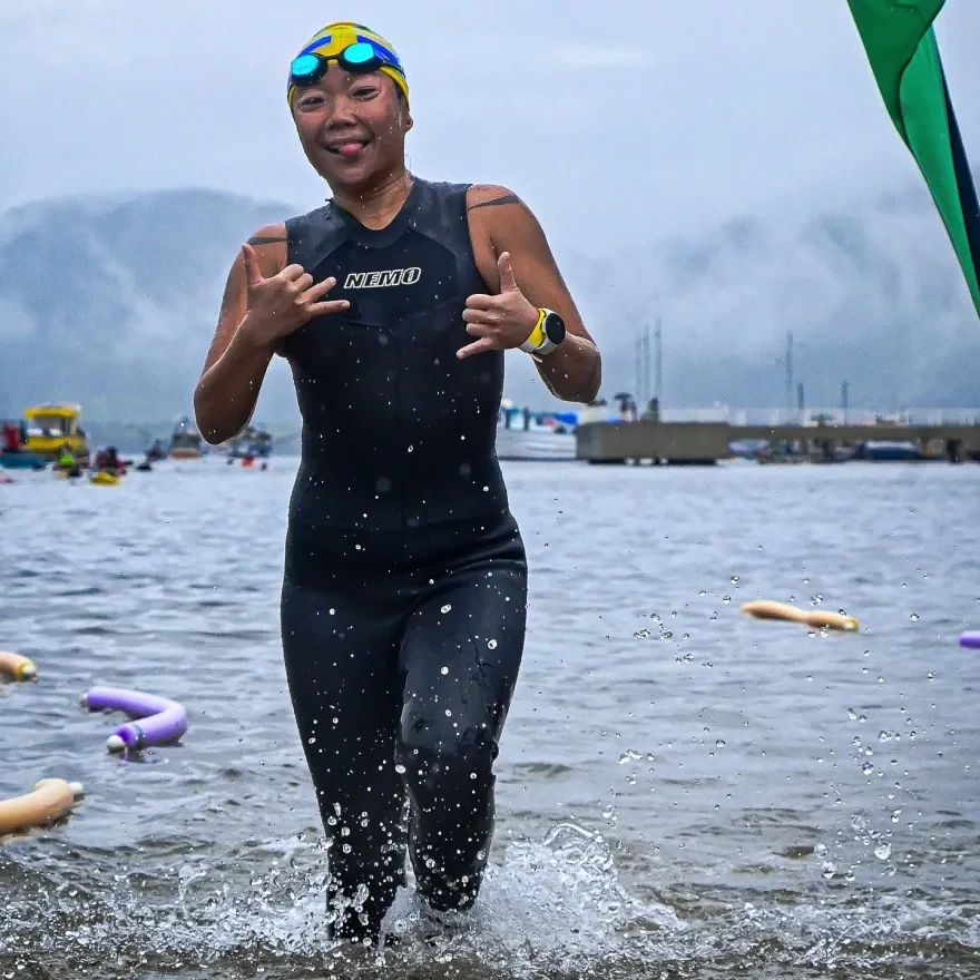 Ninha celebra a chegada da ultramaratona em Bertioga.