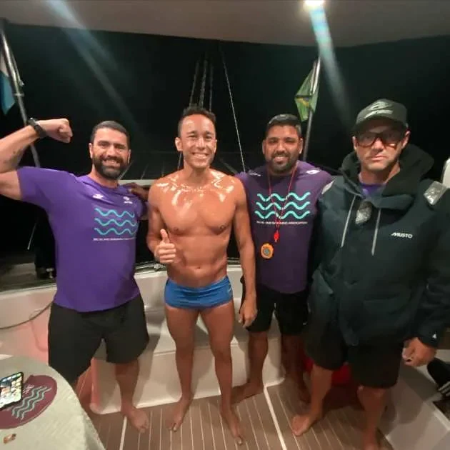 Raphael celebra a conclusão do BISA com a equipe de apoio.