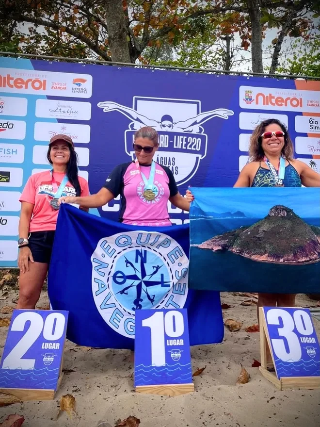 Roberta no pódio, com a bandeira da Navegantes.
