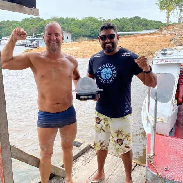 Ronaldo e Renato com troféu. Registro publicado em 2023.