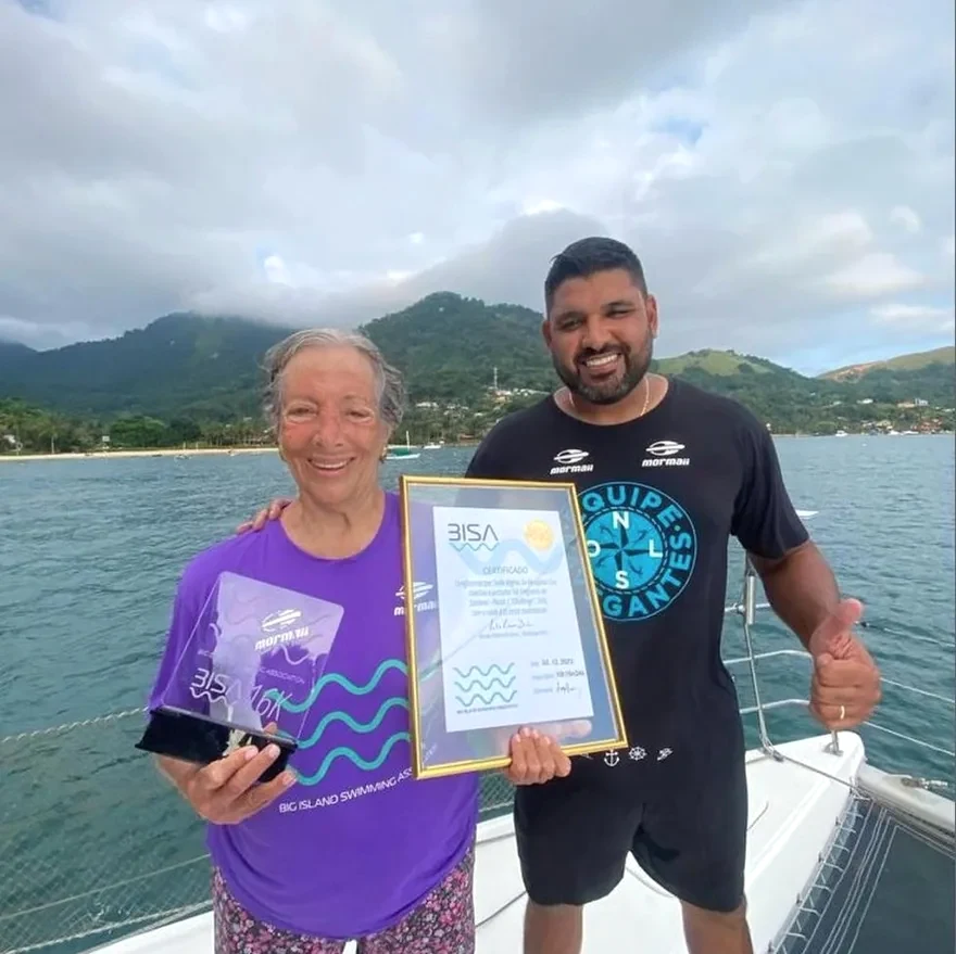 Stella com troféu e certificado BISA ao lado de Renato.