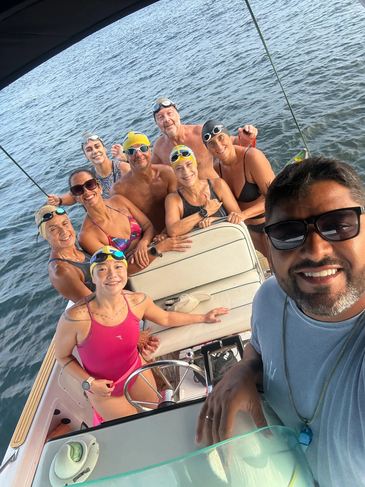 Renato e o grupo de nadadores a bordo, em uma selfie.