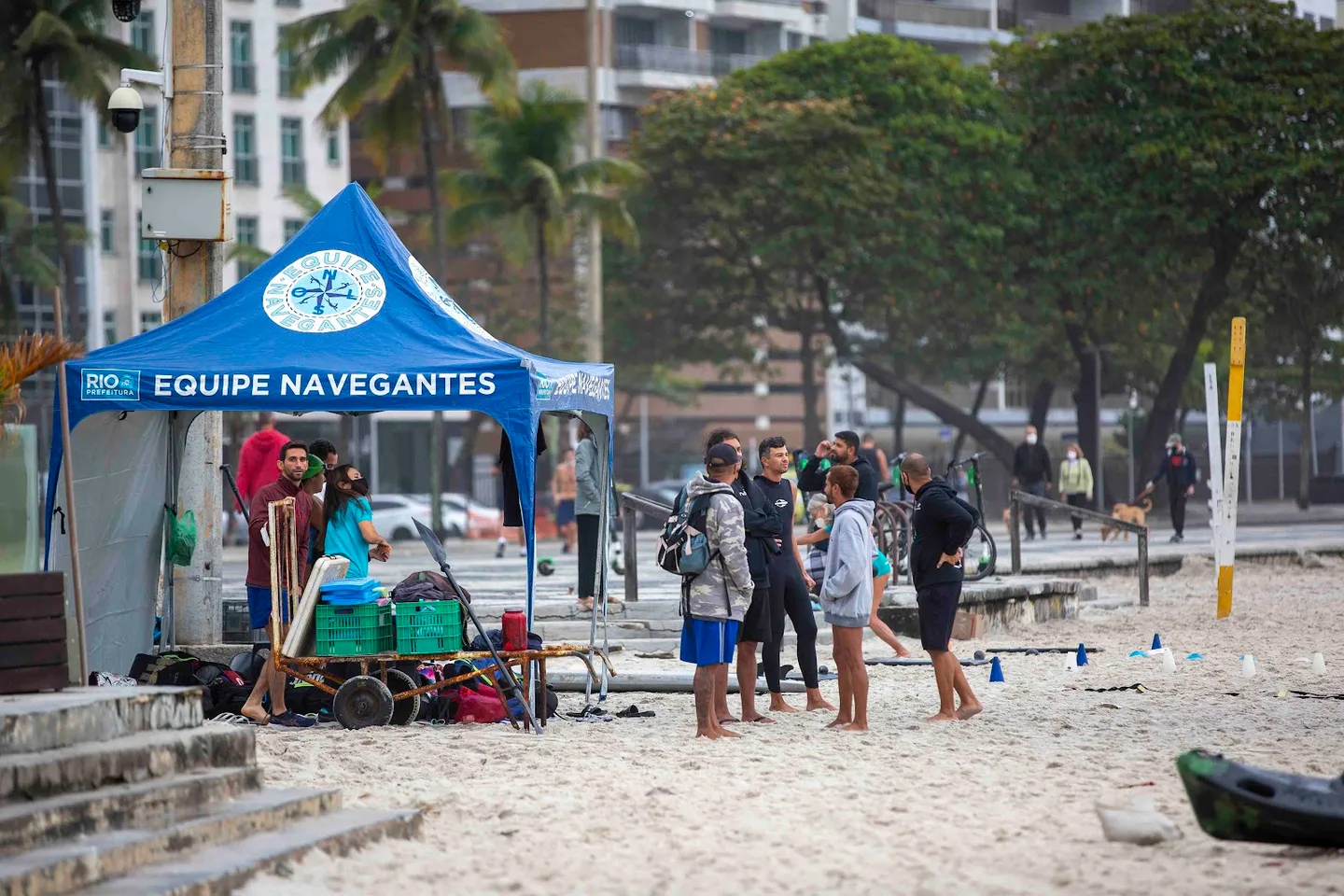 Equipe Navegantes reunida junto à sua tenda na praia de Copacabana.